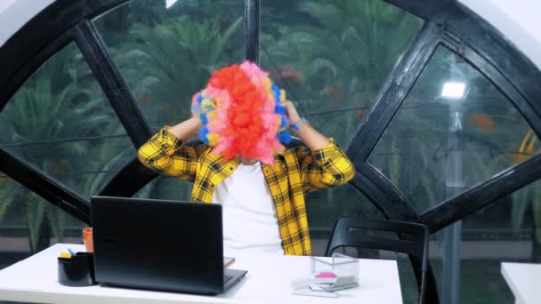 Allegorie Konzept, Büroangestellte. Clown-Manager im Büro — Stockvideo