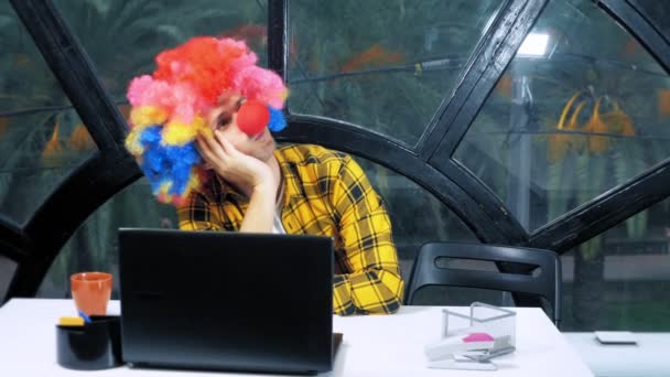 Allegorie Konzept, Büroangestellte. Clown-Manager im Büro — Stockvideo