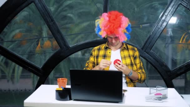 Concetto di allegoria, impiegato. Clown manager in ufficio — Video Stock