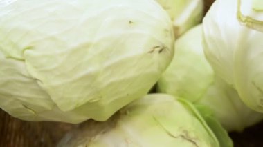 yakın çekim, arka plan. süpermarkette tezgahta taze beyaz lahana