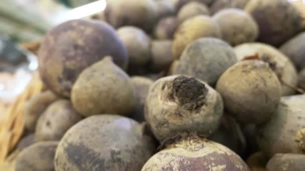 Barbabietole in un contenitore in un supermercato, sfondo. vista dall'alto . — Video Stock