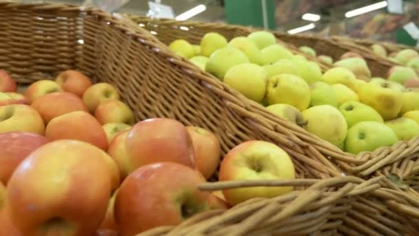 Fondo de manzanas frescas. manzanas rojo-verdes en el mostrador de la tienda — Vídeos de Stock