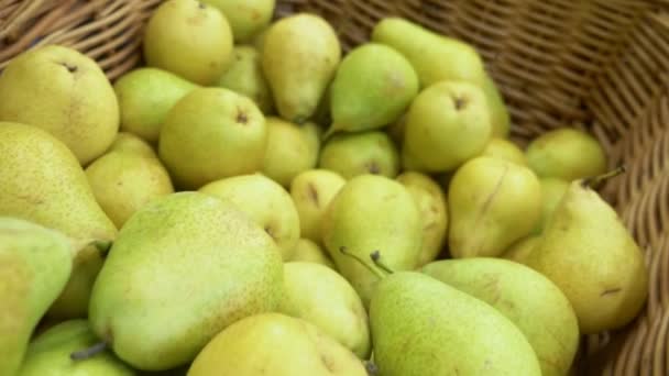 Frische reife Birnen Hintergrund, Birnen auf der Theke in einem Supermarkt. — Stockvideo