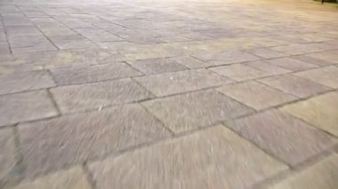 Taştan yapılmış park yolu. Pistte hareket. Desen