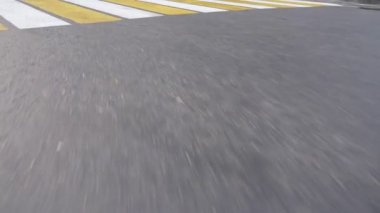 asfalt trafik, üst görünüm, karayolu üzerinde yol işaretleri, yaya geçidi