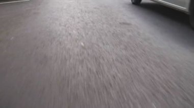 Hareket halindeki bir asfalt yolda park beyaz işaretleme hatları, park geçit.