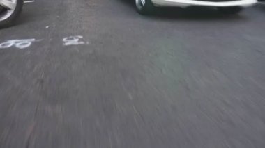 Hareket halindeki bir asfalt yolda park beyaz işaretleme hatları, park geçit.