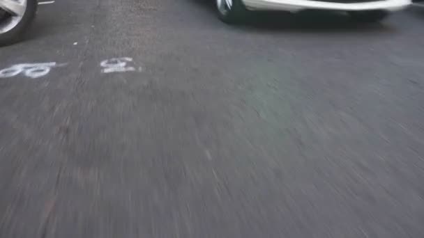 Witte markeringslijnen van parkeren op een asfalt weg in beweging, parkeer passage. — Stockvideo