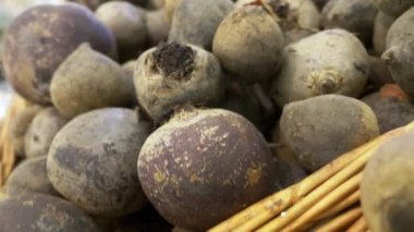 bir süpermarkette bir konteyner içinde pancar, arka plan. yukarıdan görünüm.