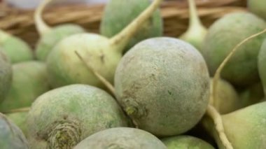 Close. Bir süpermarkette şalgam kökü sebze seçimi