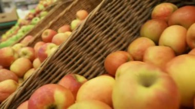 taze elma arka plan. mağazada tezgahta kırmızı-yeşil elma