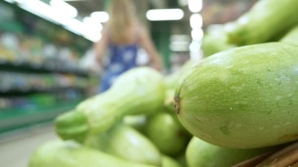 Close-up. de koper kiest voor verse courgette in de supermarkt — Stockvideo