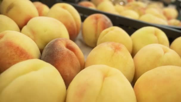 Escaparate con albaricoques dulces frescos en un supermercado. Primer plano. Fruta de la tienda. Fondo de albaricoques . — Vídeos de Stock