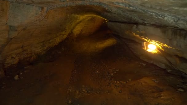 Passage inuti en grotta med artificiell belysning. — Stockvideo