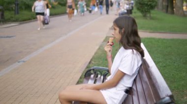 genç kız açık havada dondurma yiyor. Çocukluk kavramı, yaşam tarzı, gıda, yaz.