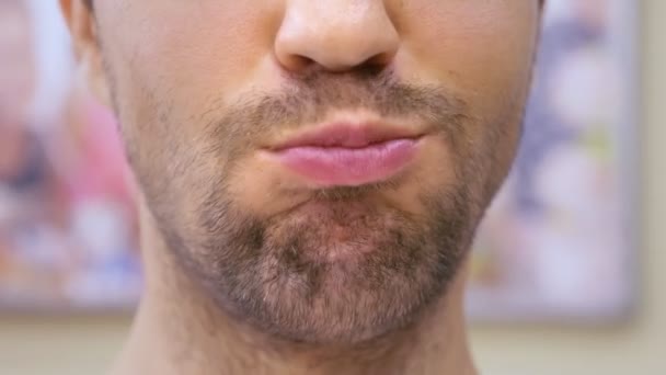 Közeli. egy szakállas fickó nyitja és zárja a száját, ő pizza a nyelvét. másolási tér — Stock videók