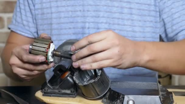 Elektrische Skate reparatie. Close-up. slotenmaker ontschroef de wielen op een elektrisch skateboard. — Stockvideo