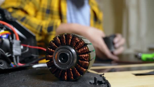 Mechanic repairing an electric motor of an electric skate. bearing close up — Stock Video