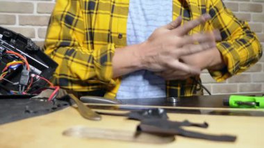 mekanik bir elektrik pateni bir elektrik motoru tamir. rulman yakın çekim