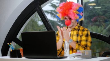 alegori kavramı, ofis çalışanı. Ofiste palyaço yöneticisi