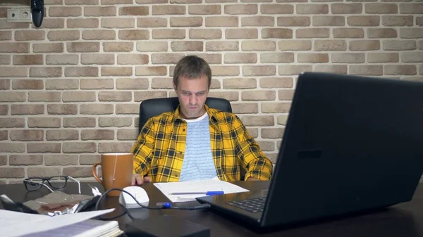 Un uomo frustrato non può concentrarsi, avendo un blocco di scrittori, una mancanza di nuove idee, o una crisi creativa. in un loft moderno — Foto Stock