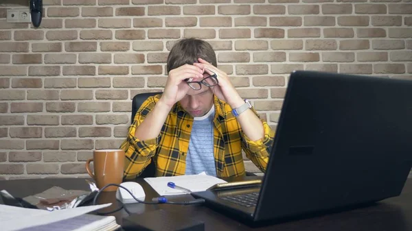 Un homme frustré ne peut se concentrer, ayant un bloc d'écrivains, un manque d'idées nouvelles, ou une crise créative. dans un loft moderne — Photo