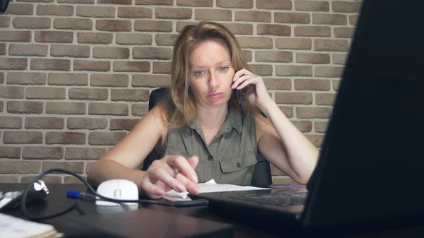 创造性危机概念，阻碍想法。恼怒的女人坐在一个现代阁楼的笔记本电脑. — 图库照片