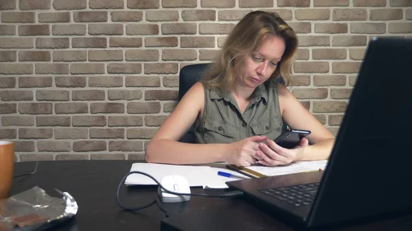 Concept de crise créative, blocage des idées. femme agacée assis à un ordinateur portable dans un loft moderne . — Photo