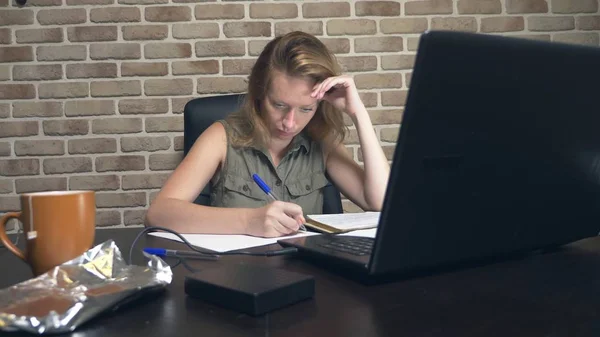 Kreatives Krisenkonzept, blockierende Ideen. genervte Frau sitzt auf einem modernen Dachboden an einem Laptop. — Stockfoto