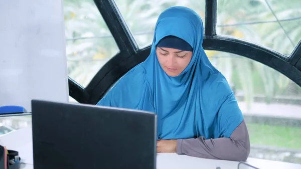 Hermosa mujer de negocios saudí en hijab trabajando en la oficina utilizando el ordenador portátil, espacio de copia — Foto de Stock