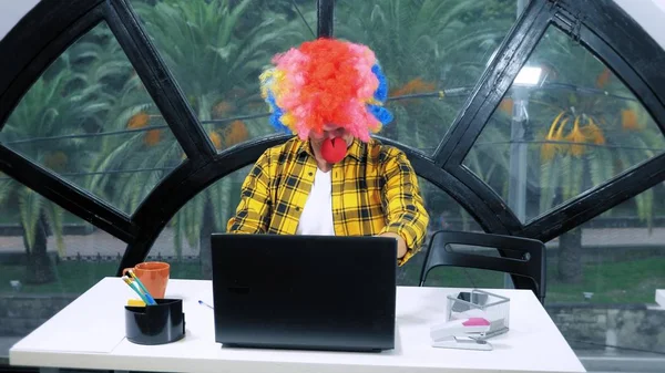 Allegorie concept, kantoormedewerker. Clown Manager op kantoor — Stockfoto