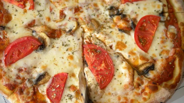 Primer plano. pizza en una cena amistosa . — Foto de Stock
