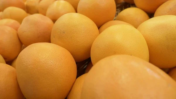 Fondo de naranjas frescas. Primer plano. naranjas en el mostrador en el supermercado — Foto de Stock