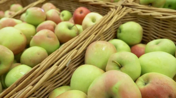 Свежие яблоки фон. красно-зеленые яблоки на прилавке в магазине — стоковое фото