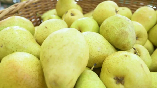 Fondo de peras frescas maduras, peras en un mostrador en un supermercado . — Foto de Stock