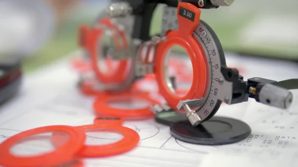 El concepto de oftalmología. Conjunto de lentes de ensayo para comprobar la agudeza visual en un marco especial . — Foto de Stock