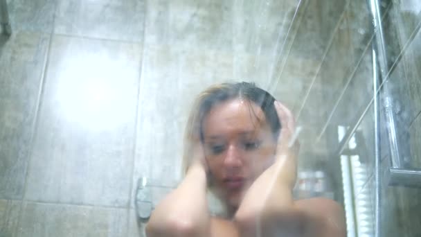 Yakın çekim, akan su altında duşta ağlayan üzgün bir kadın. — Stok video