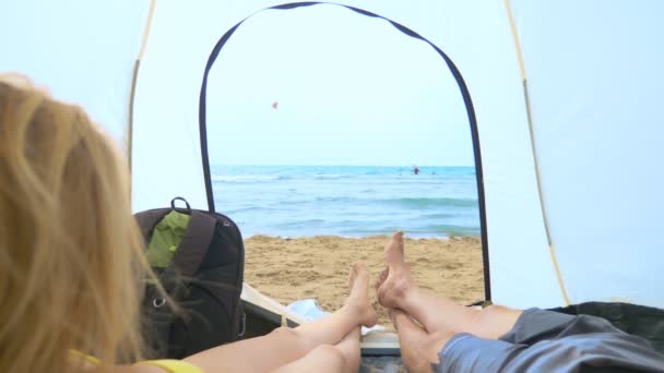 Camping koncepció a tenger. kilátás a sátorból, egy pár férfi és egy nő hozzábújva, — Stock videók