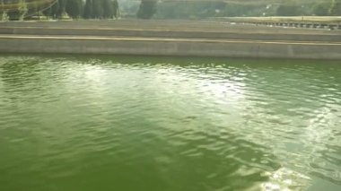 alabalık çiftliğinde balık havuzları, balık çiftliği konsepti.