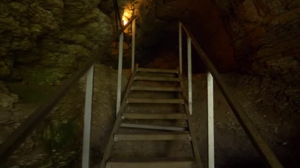 Passage inuti en grotta med artificiell belysning. — Stockvideo