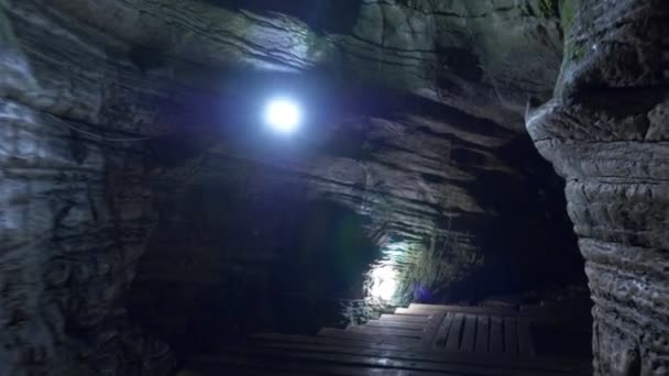 Paso dentro de una cueva con iluminación artificial . — Vídeos de Stock