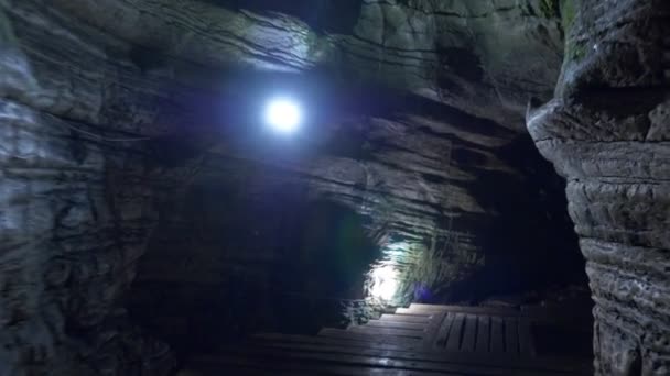 Passage inuti en grotta med artificiell belysning. — Stockvideo