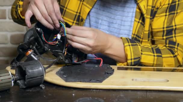 Mecânico reparando um motor elétrico de um patinete elétrico. rolamento de perto — Vídeo de Stock