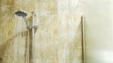 Boş bir modern duş su akışları ile duş başlığı. kopyalama alanı