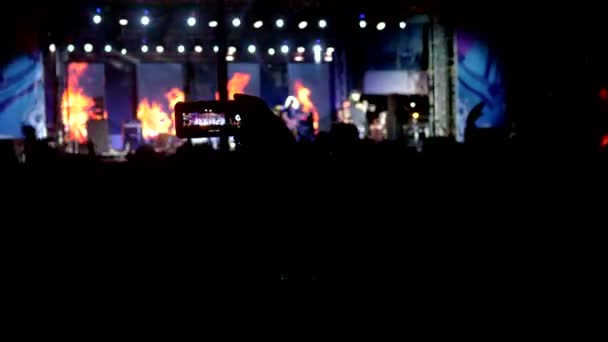Koncert rockowy wieczorem. ludzie w tłumie podnoszą ręce i pochwalają. — Wideo stockowe