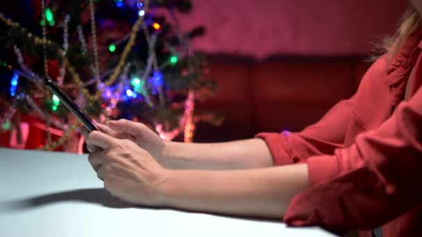 새해 복 과 메리 크리스마스. 클로즈업할 수 있습니다. 스마트 폰에 여성 손 문자 메시지 — 비디오