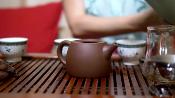 Ceremonia tradicional del té chino. Primer plano. manos femeninas vierten agua hirviendo en una tetera — Vídeos de Stock