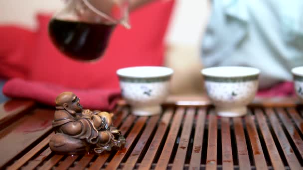 Cérémonie traditionnelle chinoise du thé. Gros plan. quelqu'un verse le thé dans des tasses — Video