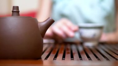Geleneksel Çin çay töreni. yakın çekim su ısıtıcısı
