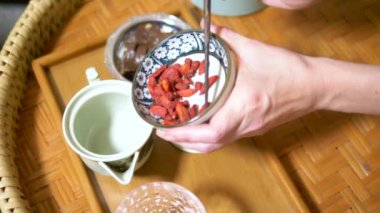 Geleneksel Çin çay töreni. Goji berry çay ve tatlı.